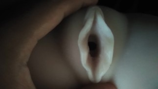 сладкая дырка умоляет об игрушках для утреннего оргазма - секс-кукла