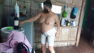 Ho invitato il nuovo vicino a scopare e lui ha eiaculato molto velocemente, mi ha lasciato con la voglia di fare più sesso