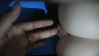 一个炎热的早晨，我用手指抚摸我的粉色小穴 - 性玩偶