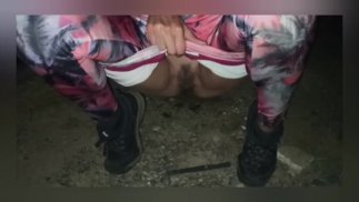 Двадцатилетняя шлюшка в лосинах должна пописать, но не может удержаться до дома и рискует помочиться на нее