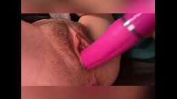 非常角质的荡妇玩假阳具阴户正在滴精液