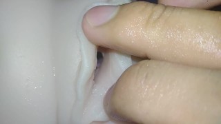 Горячая возбужденная девушка трахает пальцами свою мокрую розовую киску - секс-кукла