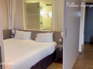Pillow humping #1 : Trop facile de se faire jouir avec un oreiller. Tu veux voir ? :D