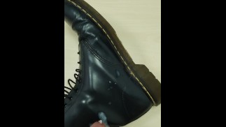 在蓝色 Doc Martens靴子上射精