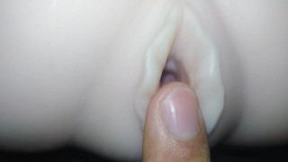 Orgasmo matinal de uma boceta cremosa apertada com uma grande ajuda - boneca sexual