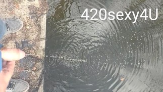 在河里撒尿，希望你顺流而下口渴！