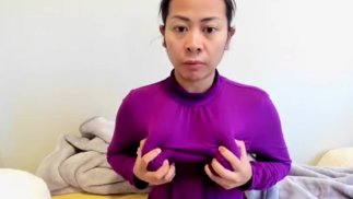 Я вижу, как твой член стоит на мне.