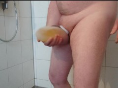 Geiles Pissen in Gummisocke