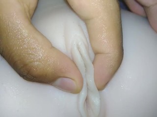 Fodendo Buracos Molhados Para o Orgasmo com a Mão - Boneca Sexual