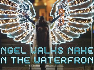 天使莫妮卡·福克斯在索契的海滨裸体行走