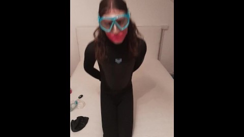 Trans Girl gosta de jogos de respiração longa e bondage em roupa de mergulho e máscara de snorkel até o orgasmo