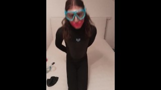 Chica trans disfruta de largos juegos de respiración y bondage en traje de neopreno y máscara de snorkel hasta el orgasmo