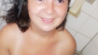 Demi-soeur suce dans une douche d’abri méchant