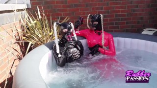레즈비언 라텍스 애호가들은 온수 욕조에서 놀아요
