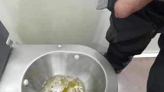 pissen in een openbaar toilet in de trein