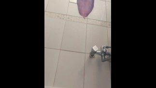 Моя первая моча в ванной