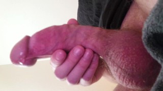 Witte lul en ballen close-up, aftrekken en klaarkomen - Hot solo mannelijke masturbatie