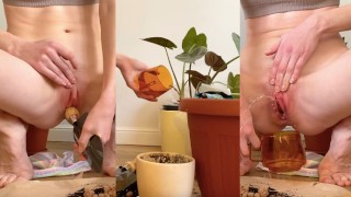 Ze stopt tuin spatel in nat poesje en geeft haar planten water met squirt [Full on Manyvids] - Fetish