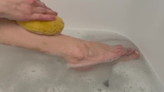 ASMR Lavando os pés no banho de espuma