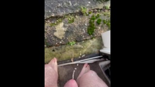 Grosse bite pipi nue dehors avec les pieds