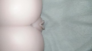 मैं मलाईदार बिल्ली - सेक्स डॉल को सहलाता हूं