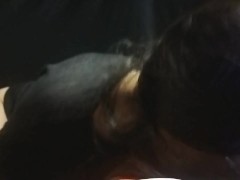 👅 Adoro chuparsela mientras pone Porno