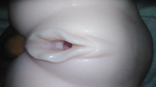 Мокрая вагина трогает ее - секс-кукла
