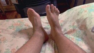 Me encanta masajear mis pies 👣 y piernas y luego mi polla hasta correrme 💦