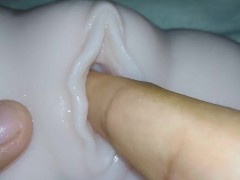 Le doy permiso a mi novio para que controle mi - muñeca sexual