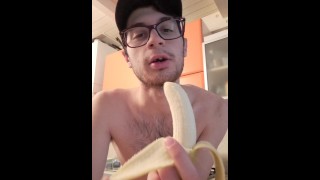 Je mange une banane de manière sexy dans la cuisine