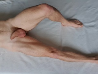 Gemendo Em Linha Reta Guy Mostra as Pernas Musculares e Se Masturba