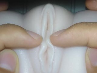 Sexy posa para ti mientras toca la - muñeca sexual