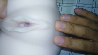 Потираю киску рукой богатого папочки - секс кукла