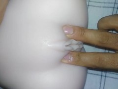 Coño cremoso viscoso y gran orgasmo de clítoris erecto masturbación femenina - muñeca sexual