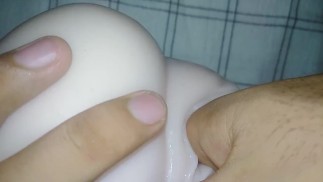 指法时从肮脏的阴部流出汁液。 阴部 - 性玩偶