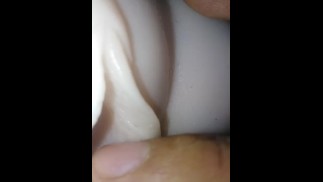 甜汁从又湿又热的阴户流出。 滴水的猫 - 性玩偶