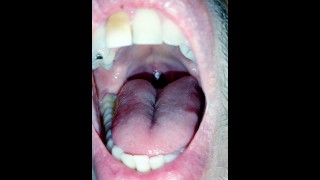E_cig gros plan de la langue et de la bouche