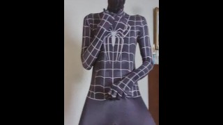 Apenas 18 años en traje de spiderman tocándose