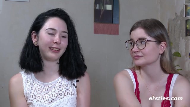 Ersties: 18 Jahre alte Studentin fickt ihre Freundin mit Strap-On