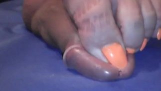 脚趾甲与系带玩耍