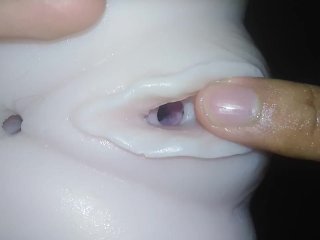 Tanto jugo viscoso en el coño - muñeca sexual