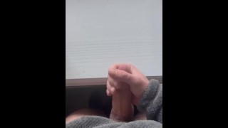 Masturbando na frente de uma janela aberta