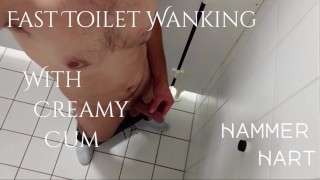 Branlette rapide dans les toilettes avec sperme crémeux par Hammer Hart