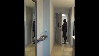 orca con baño mojado casi atrapado en la puerta del hotel