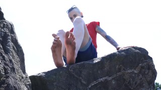 Pés Descalços Sujos Em Público No Parque Chinelos De Pé Público Provocando Teos Longos Pés De Menina Pequena Dedos Dos