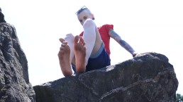 Publiczne brudne bose stopy w parku (klapki, publiczne dokuczanie stopom, długie teo, stopy drobnej dziewczyny, palce u stóp)