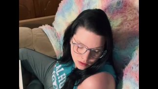 Приходите на работу с курящей, занудной милфой с большими сиськами. Вибрация со мной.