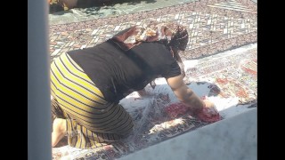 スカーフをかぶったイスラム教徒の熟女が服を脱ぐ