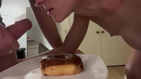 JIZZ DONUT Comiendo y chupando una POLLA ENORME