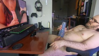 Vista lateral de mim fodendo meu brinquedo para POV Porn. Corpo de pai gordinho e sem vergonha!